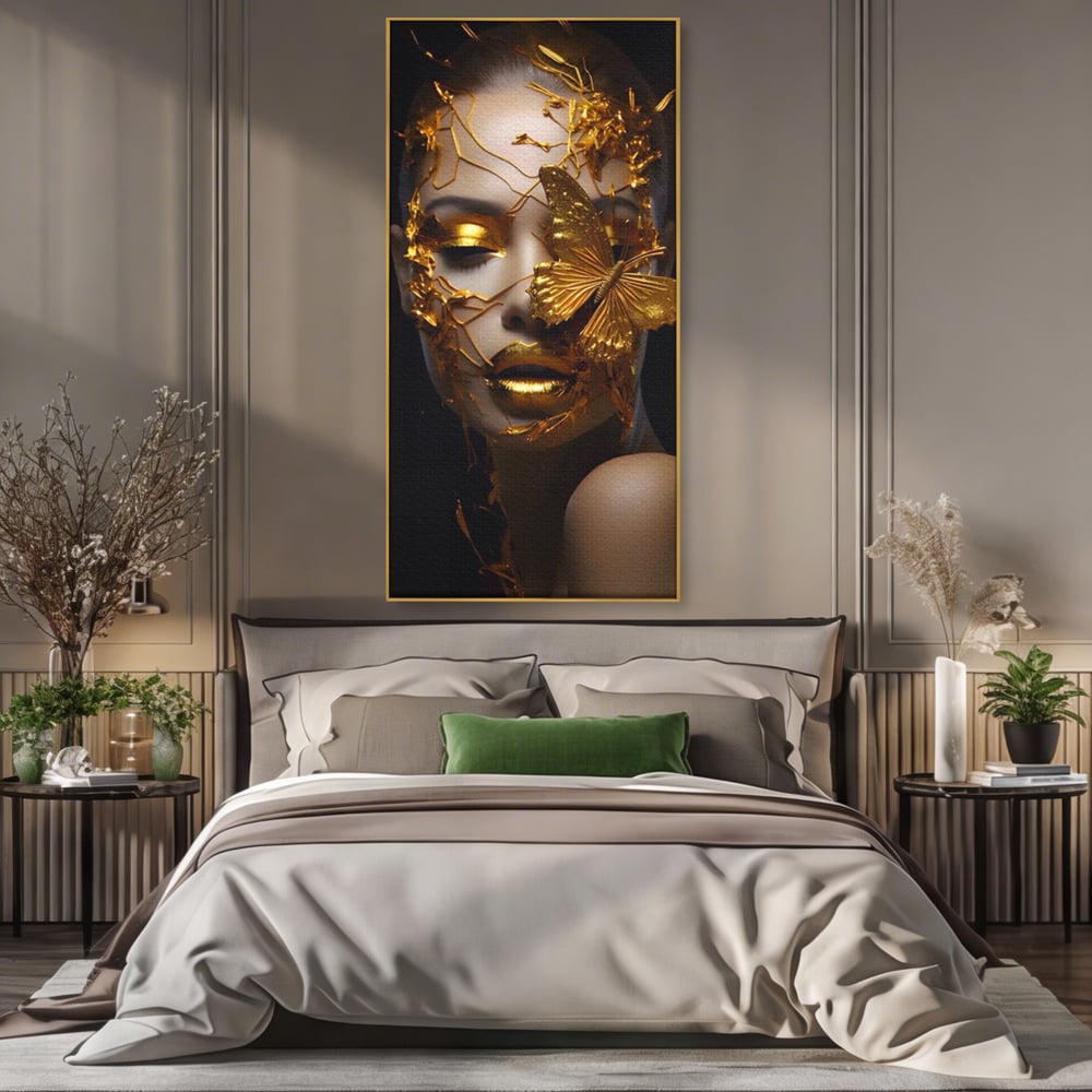 Tablou canvas cu portret feminin cu fluture auriu, in rama de aluminiu auriu, pe perete intr-un dormitor
